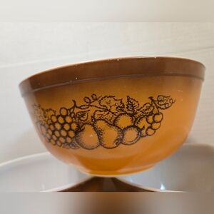 Vintage Pyrex mixing bowls